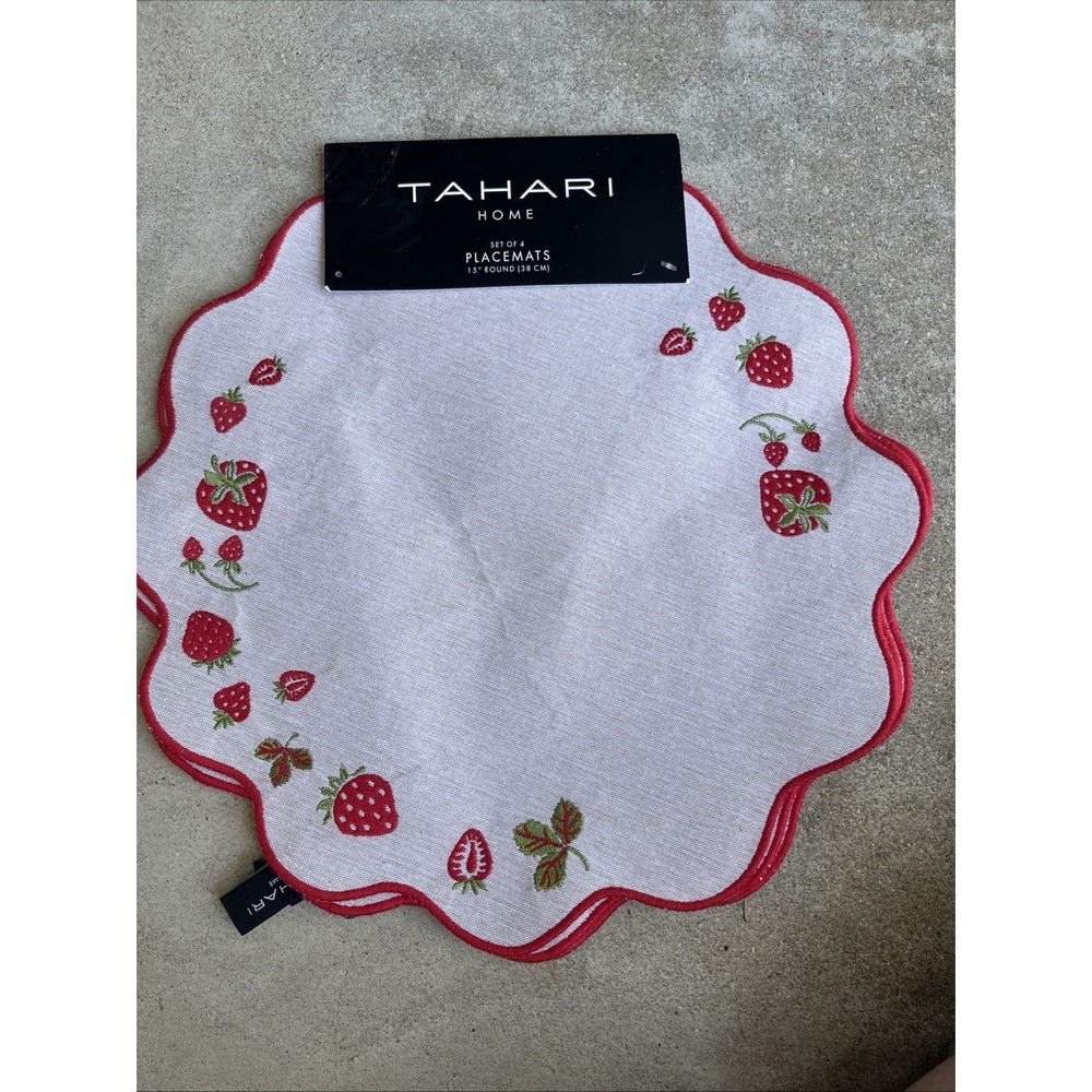 Set Of 4 15" round tahari strawberry border placemats Scalloped Edge Tan Red